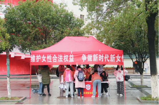 校工会赴402永利集团扶贫点高龙村开展留守儿童“六一”节慰问活动